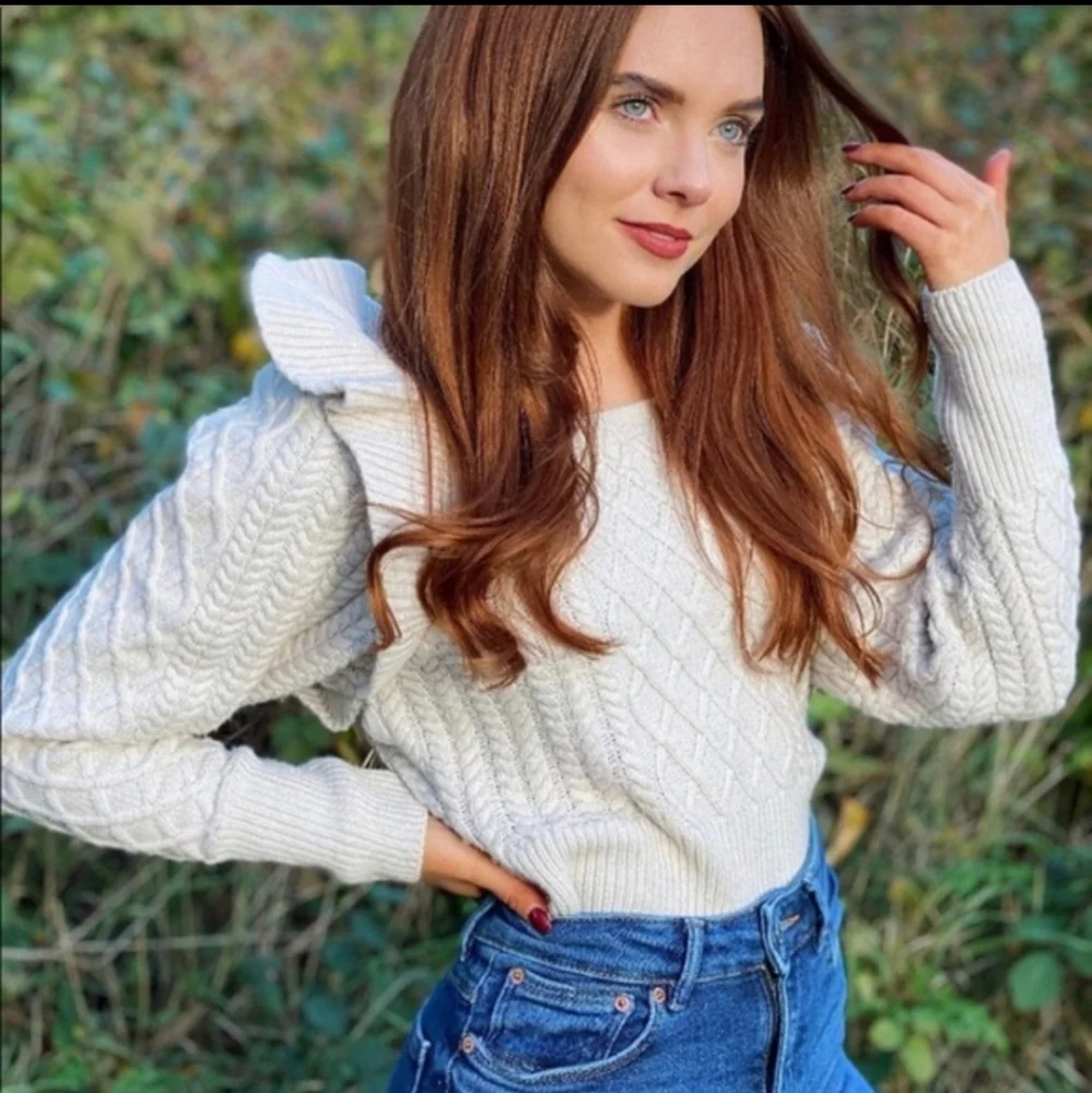 Blogger Fave! H&M Flounce Cable Knit Ruffle Sleeve Sweater - Picture 4 of 11